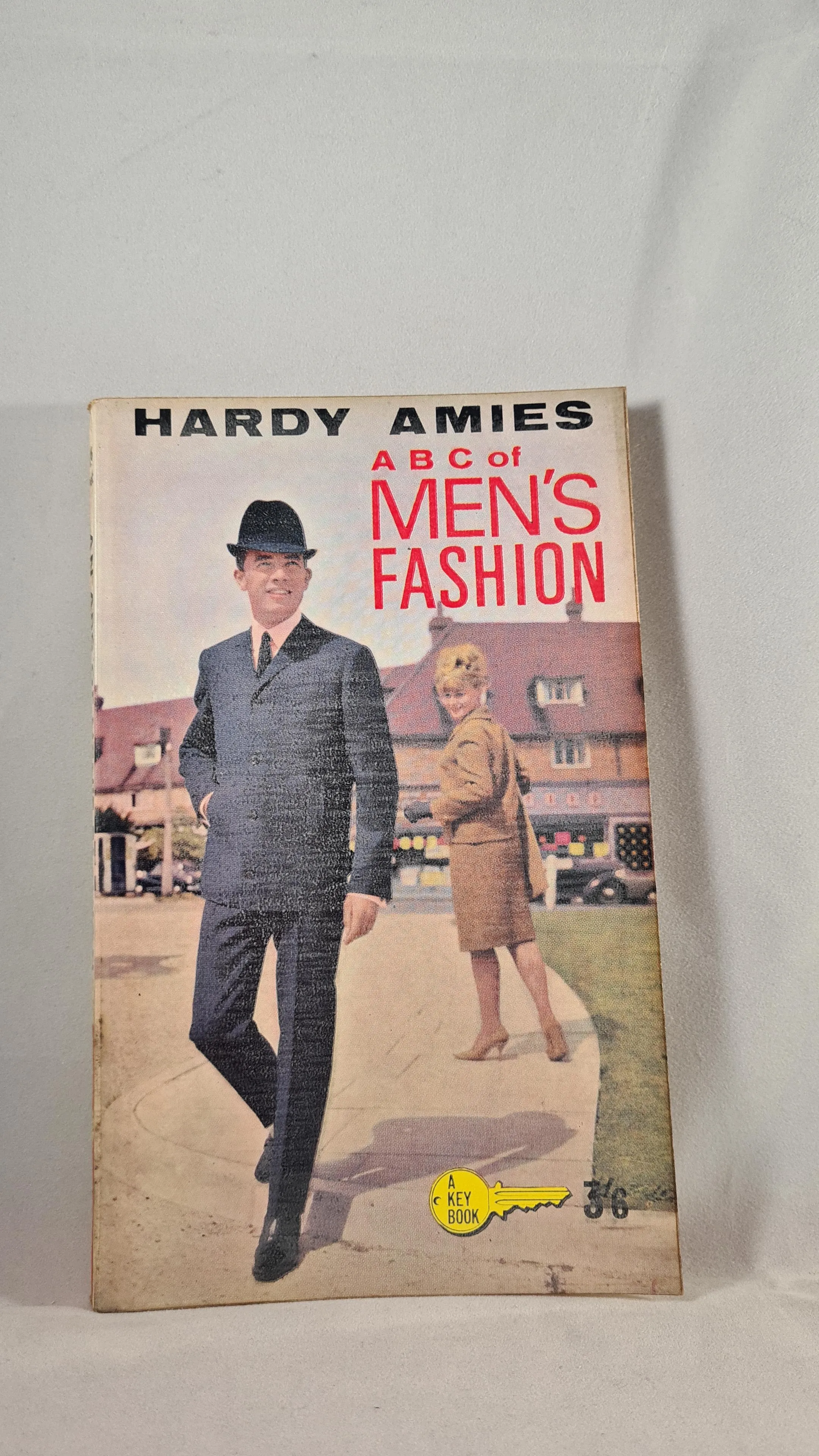 Hardy Amies - A B C of Men's Fashion, Newnes, 1964, Paperbacks