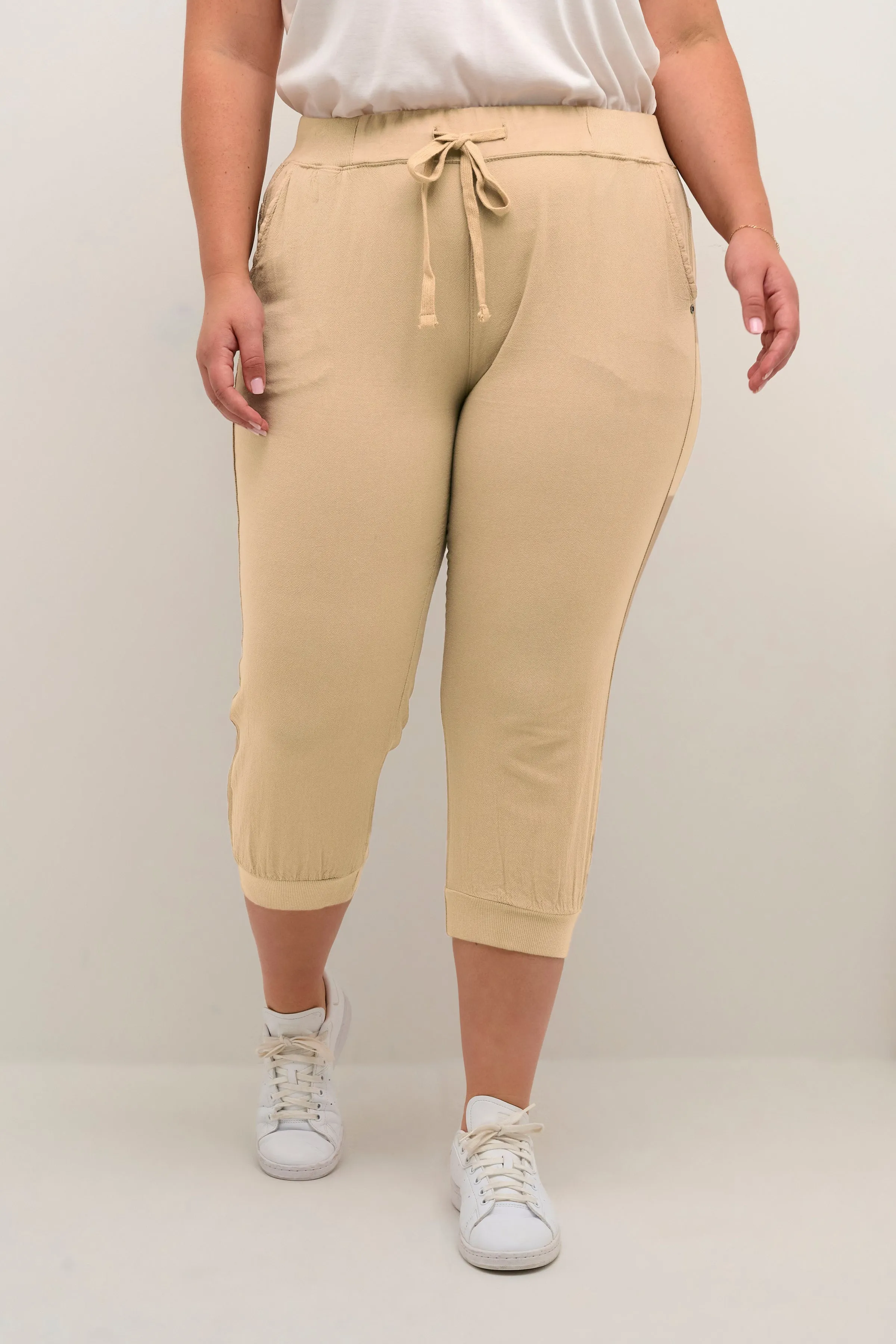 Kaffe Curve Nana Capri Pants in Sand