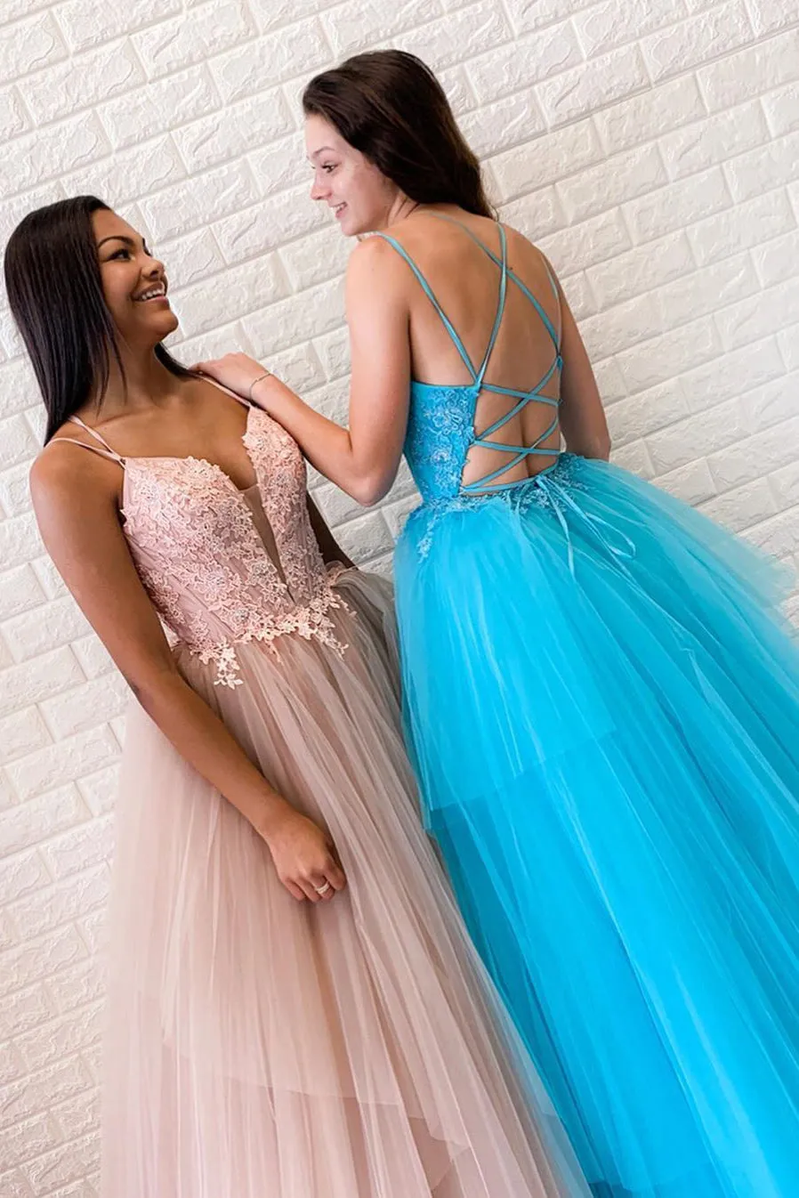 Modest Spaghetti Straps V-Neck Lace Appliques Sleeveless Long Tulle Prom Dresses Evening Dress OHC300