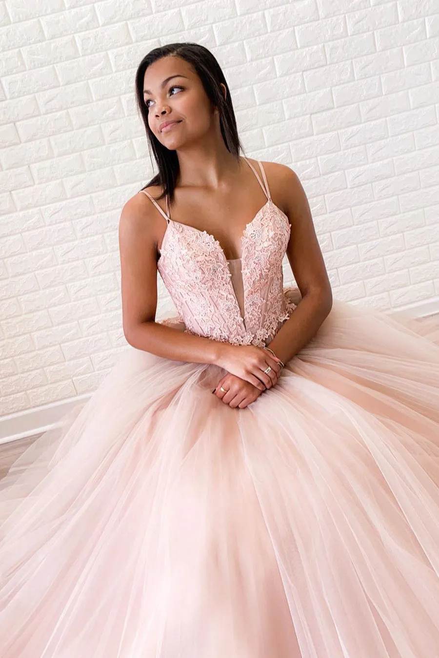 Modest Spaghetti Straps V-Neck Lace Appliques Sleeveless Long Tulle Prom Dresses Evening Dress OHC300