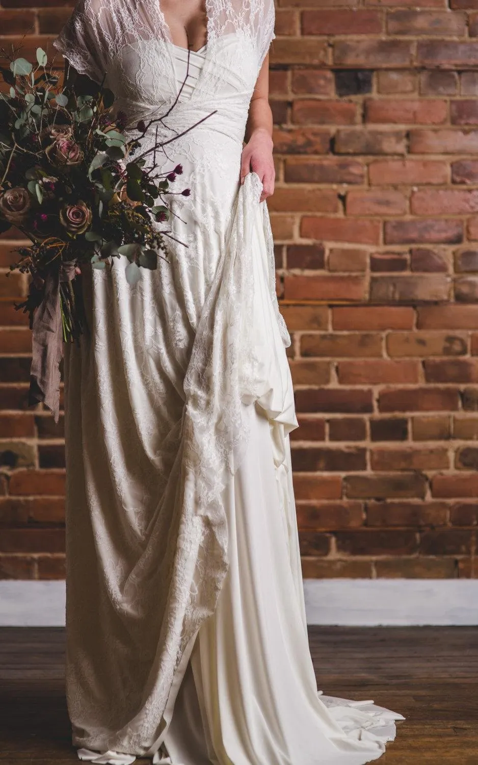 Romantic Lace Wedding Dress with Sleeves Sexy V-Neck Beach Wedding Gown CA041