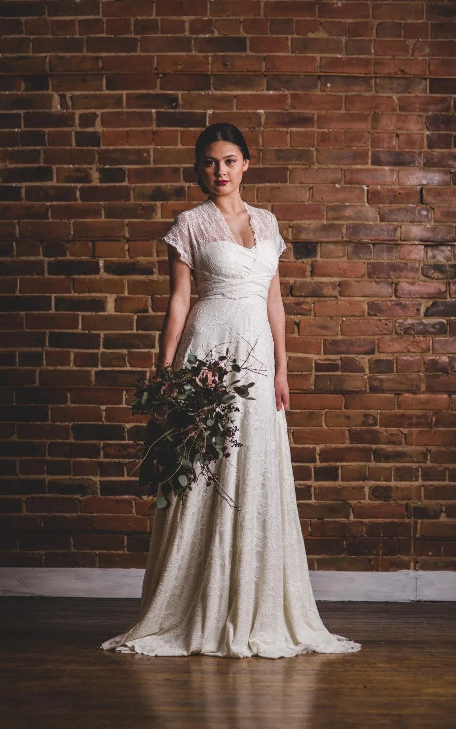 Romantic Lace Wedding Dress with Sleeves Sexy V-Neck Beach Wedding Gown CA041